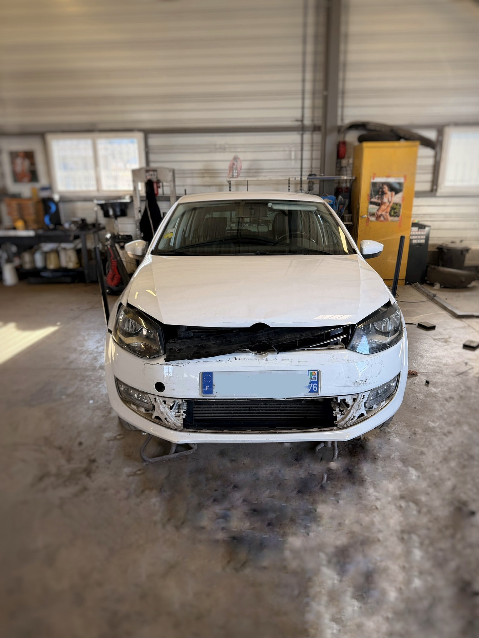 VW Polo endommagée avant réparation carrosserie – pare-chocs arraché, face avant abîmée