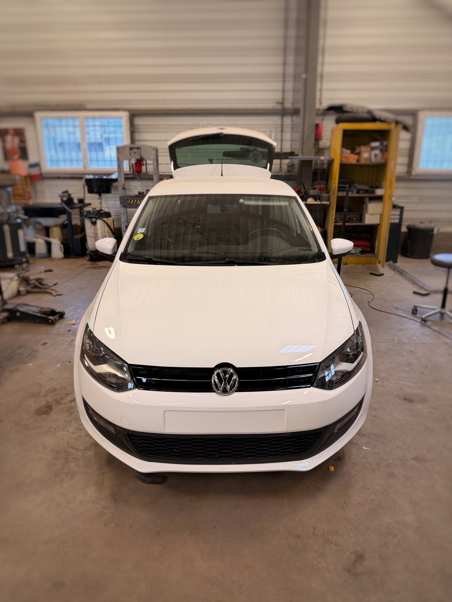 VW Polo réparée après carrosserie – face avant comme neuve
